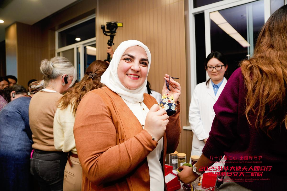 人西安行走进西安交大二附院开元棋牌app驻华大使夫(图5)