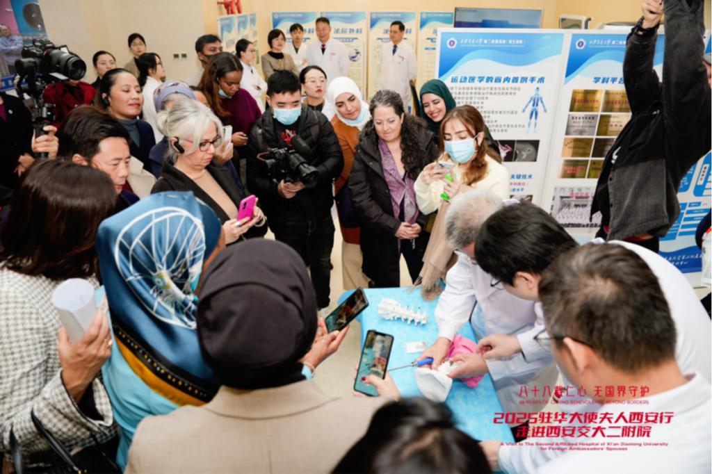 人西安行走进西安交大二附院开元棋牌app驻华大使夫(图6)