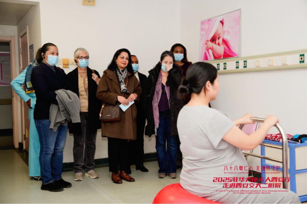 人西安行走进西安交大二附院开元棋牌app驻华大使夫(图13)